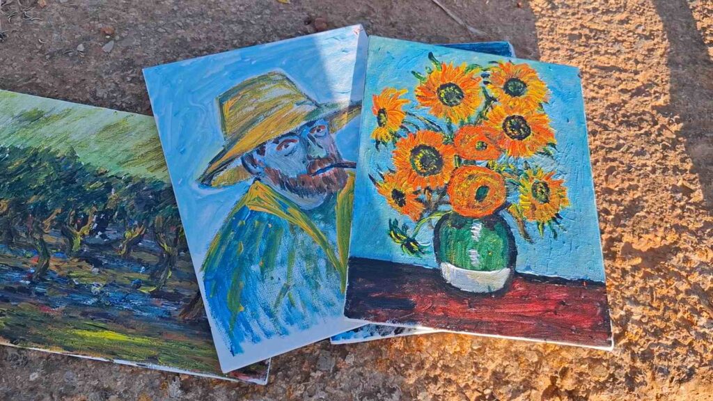 Low-Budget-Filmset mit Smartphone und Van-Gogh-Requisiten beim Dreh