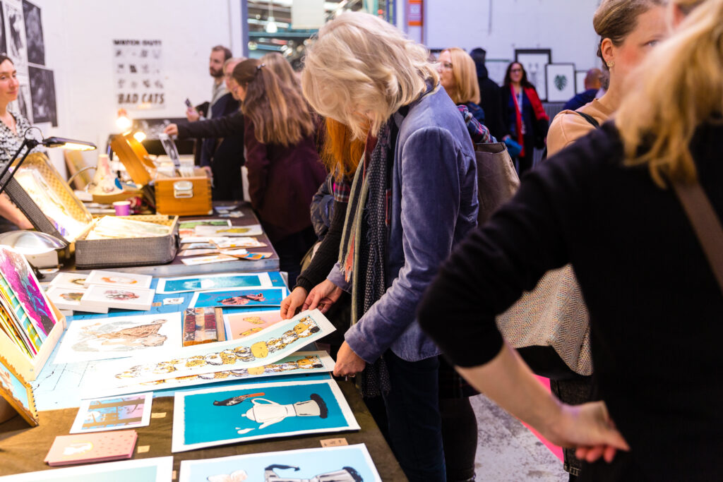 Entdecke den hello handmade Markt in Hamburg: Über 100 Aussteller:innen, kreative Produkte & echte Geschichten. Jetzt inspirieren lassen!