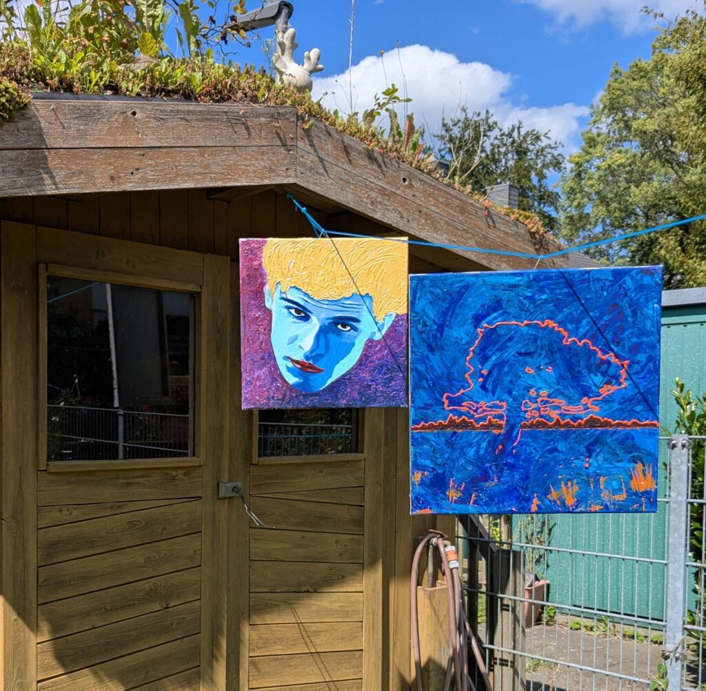 Open-Air-Kunstausstellung im Garten in Norderstedt am 31. August 2025 mit Kunstwerken zwischen Blumen und Besuchern